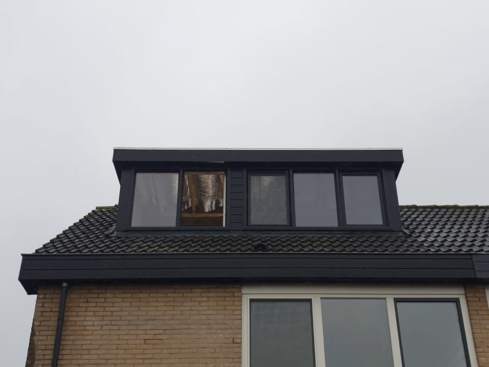 Zwarte dakkapel in Bunschoten foto vanaf voren