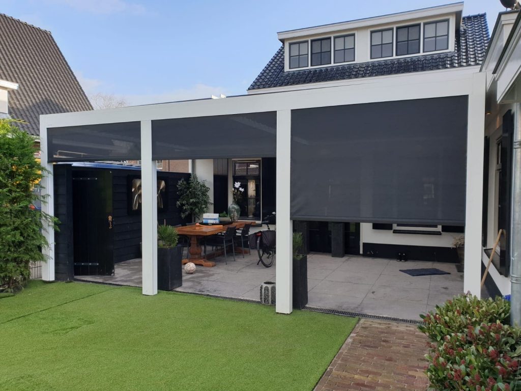 Lameldak-screens-en-dakkapel in achtertuin van woning