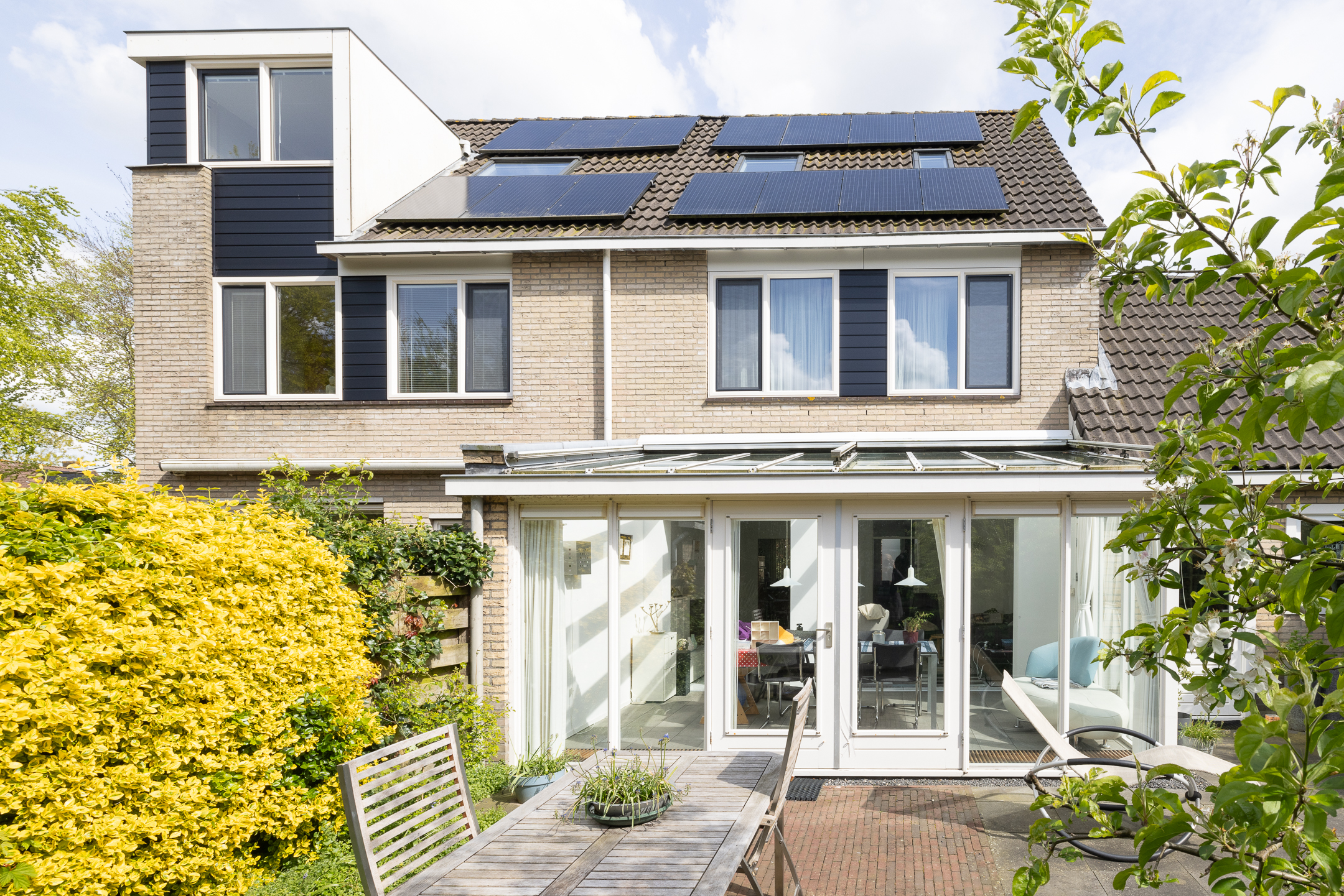 Achterkant woning met kunststof kozijnen en keralit gevelbekleding