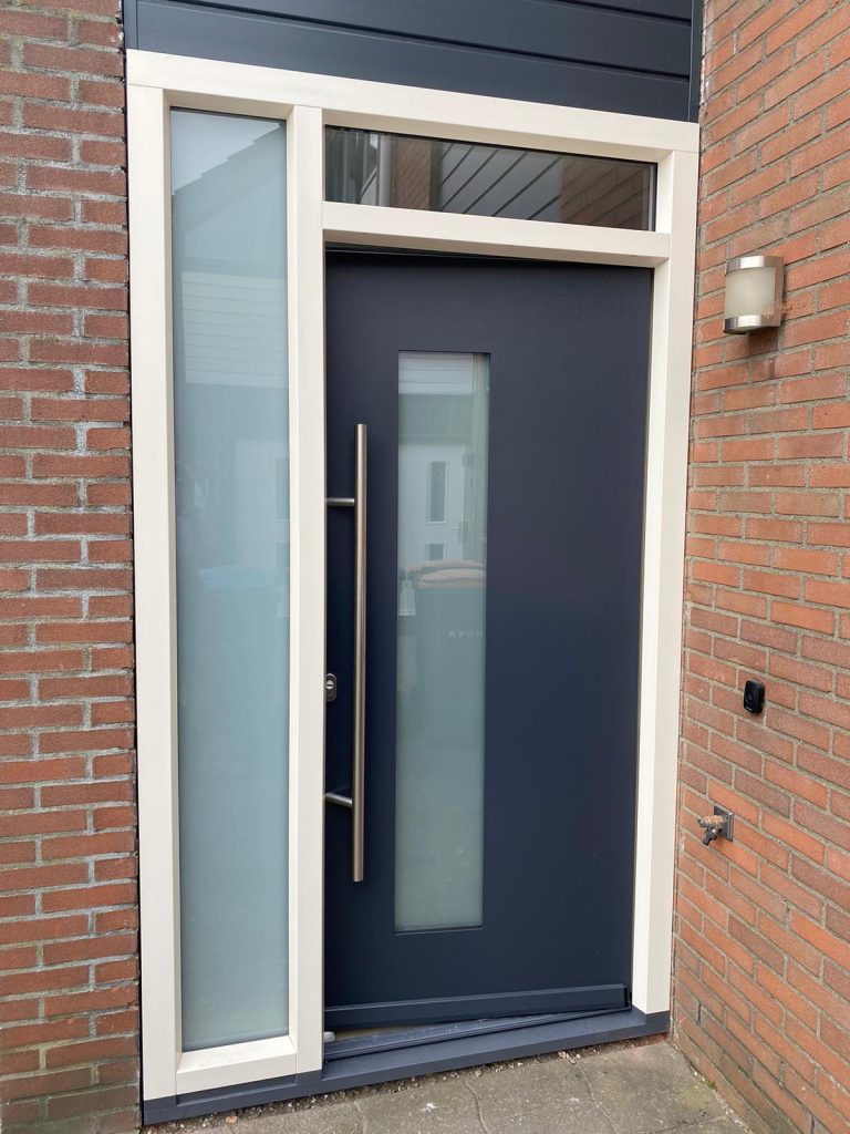Donkerblauwe moderne kunststof voordeur
