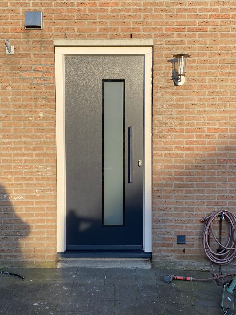 Grijze kunststof voordeur