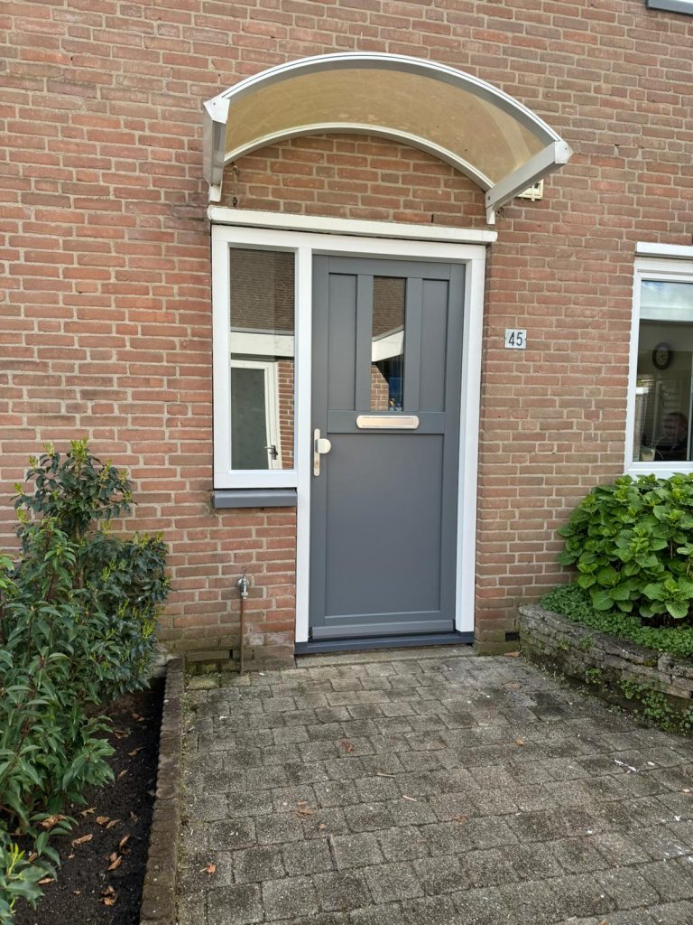 Licht grijze kunststof voordeur