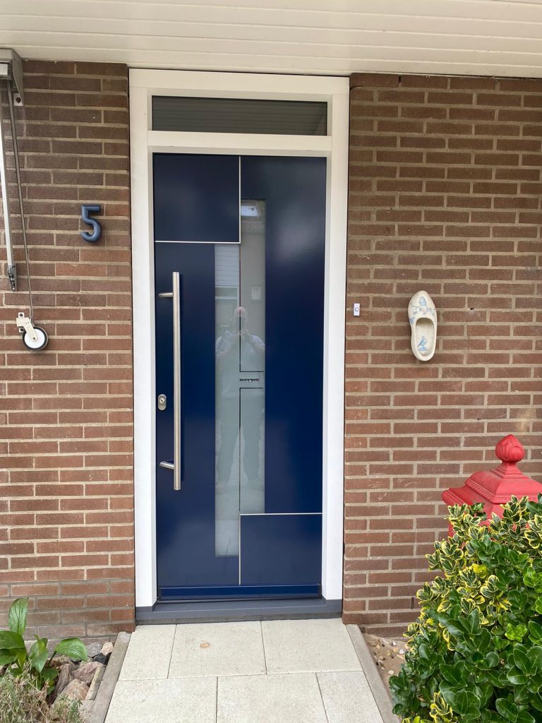 Moderne donkerblauwe kunststof voordeur