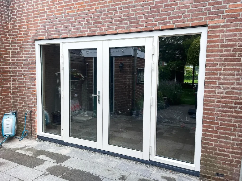 Openslaande deuren met glas aan de zijkant