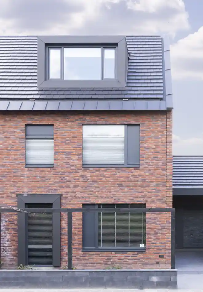 Woning met grijze kunststof dakkapel vooraanzicht