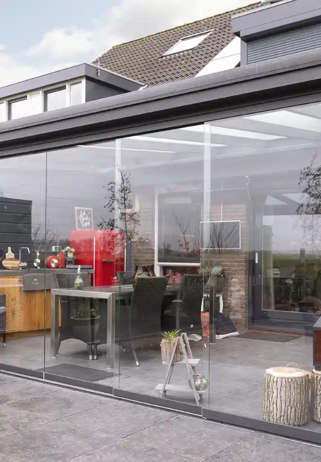 Terrasoverkapping met glazen schuifwand achterkant woning