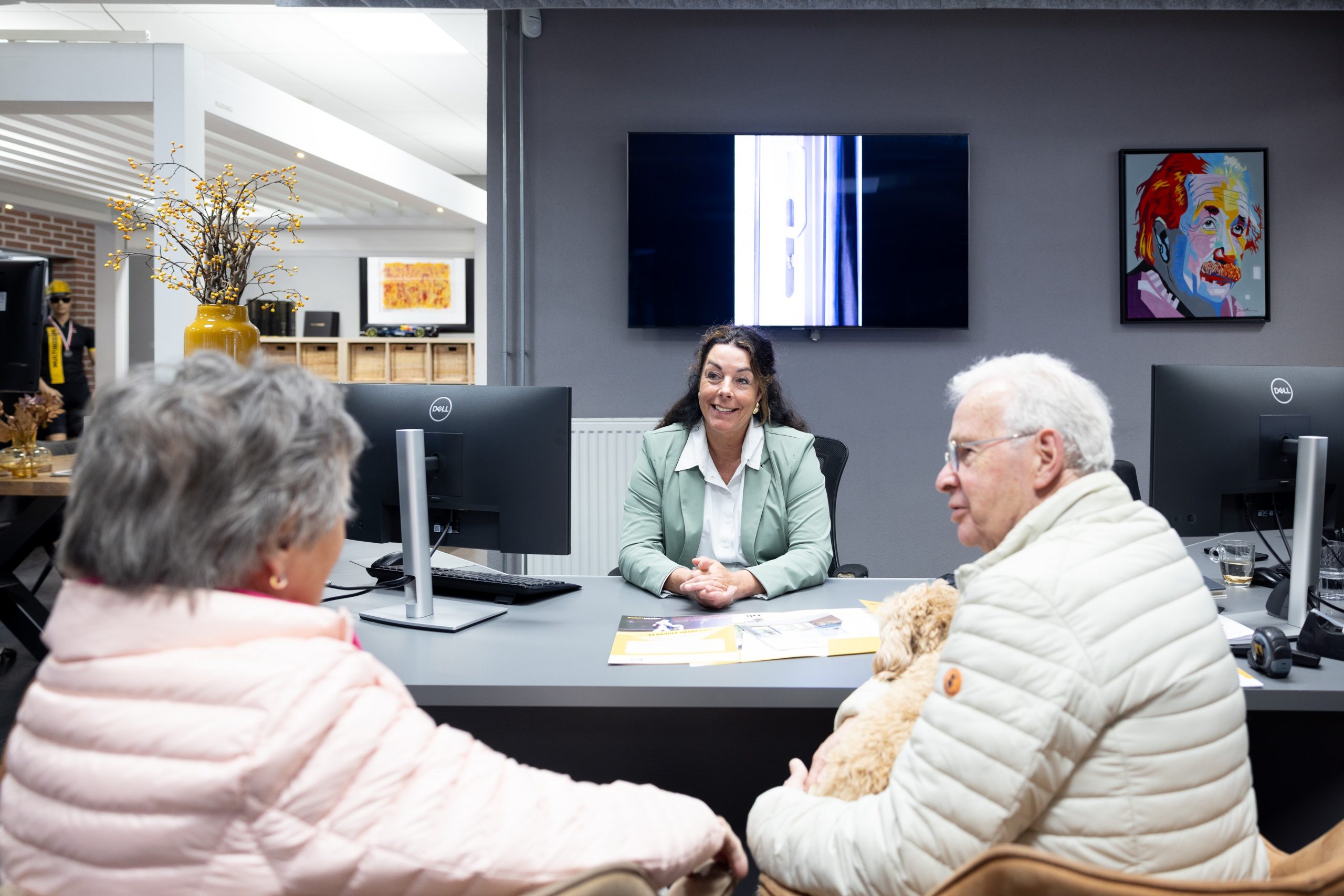 Monique met klanten in Multi Kozijn showroom
