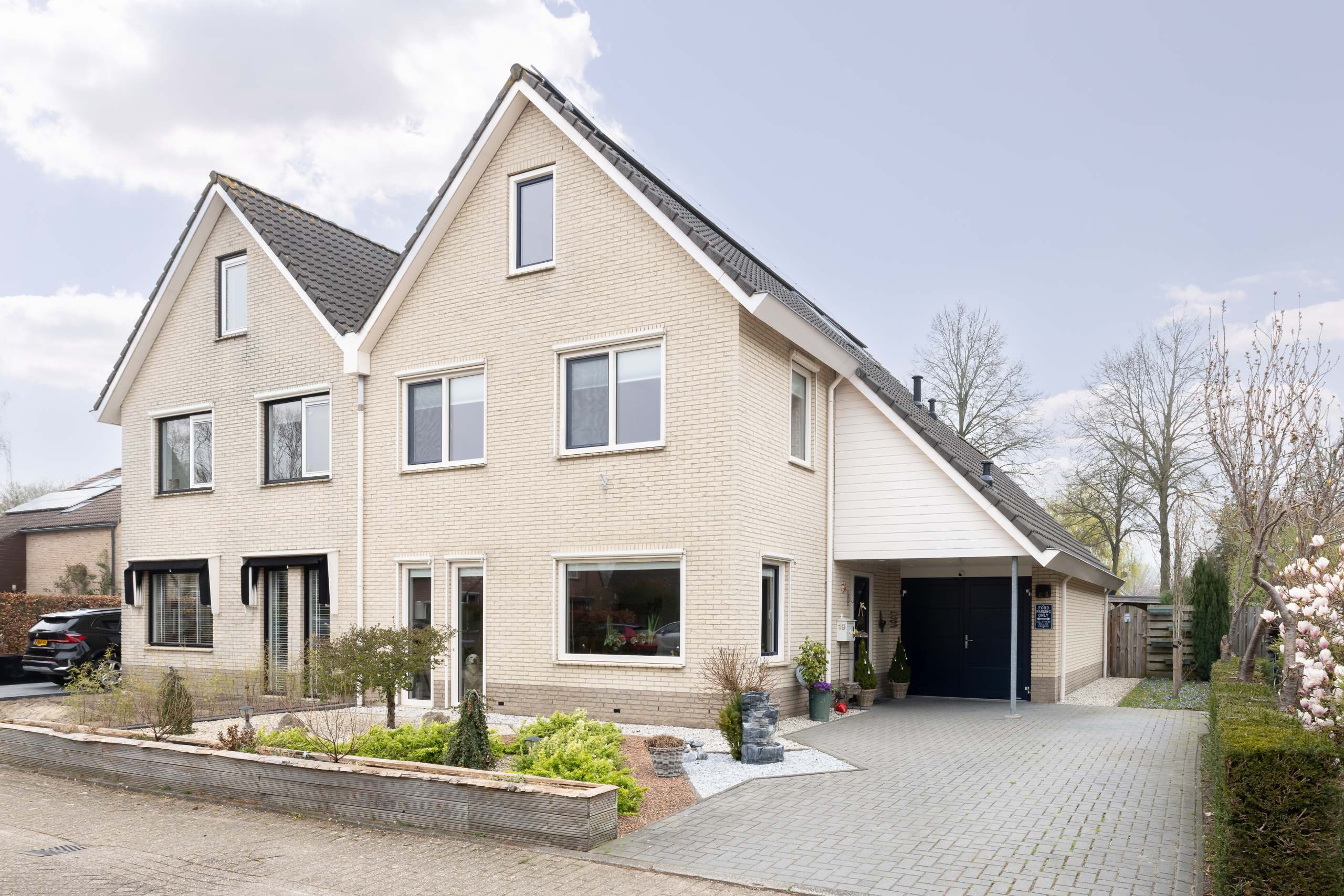 Kunststof kozijnen In Leusden voorkant huis aanzicht
