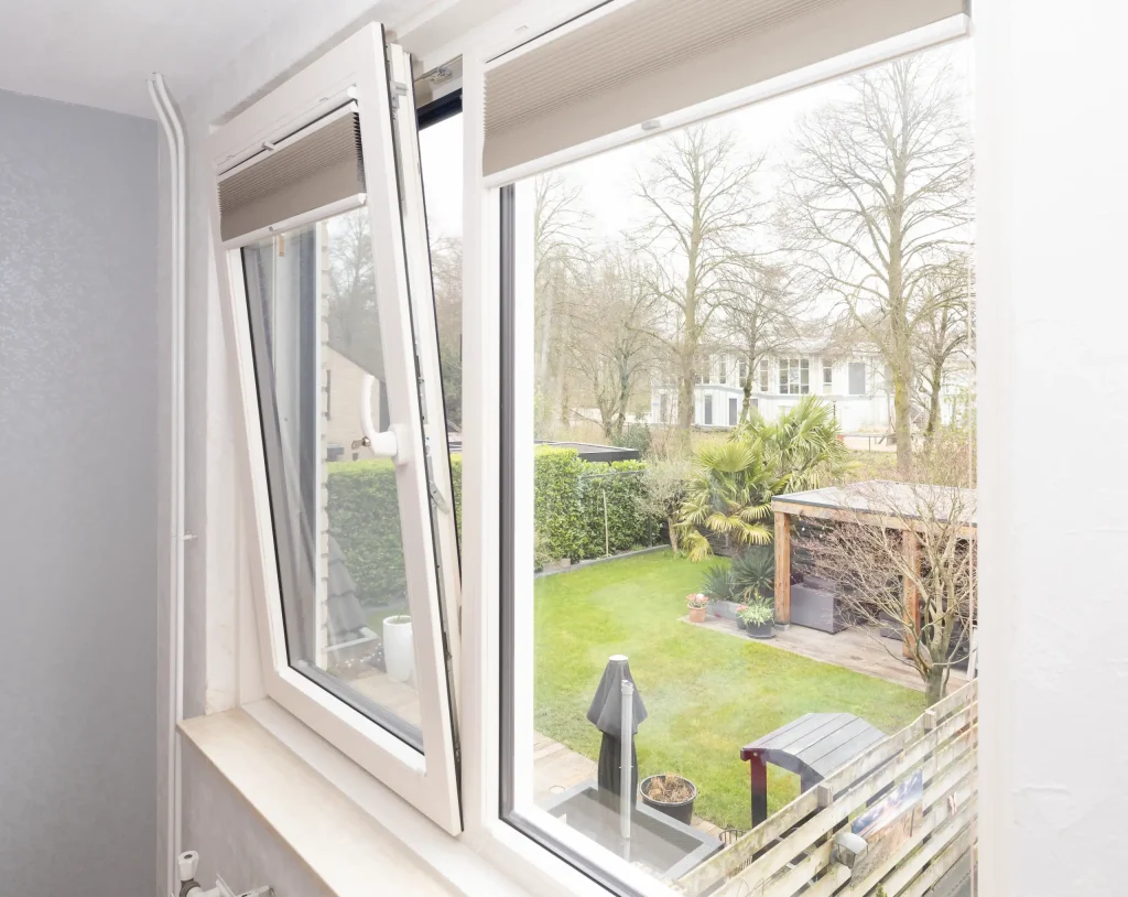 Draaikiepramen wit kunststof Leusden InBlindz screens