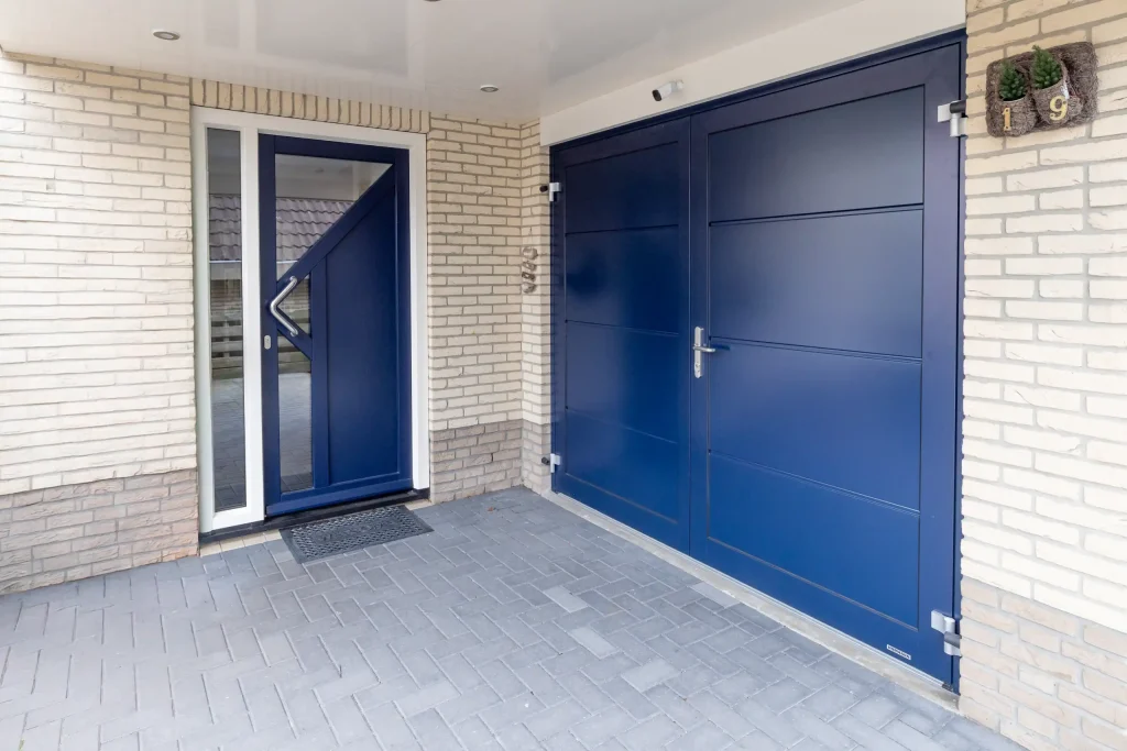 Hörmann garagedeur blauw Leusden en kunststof voordeur