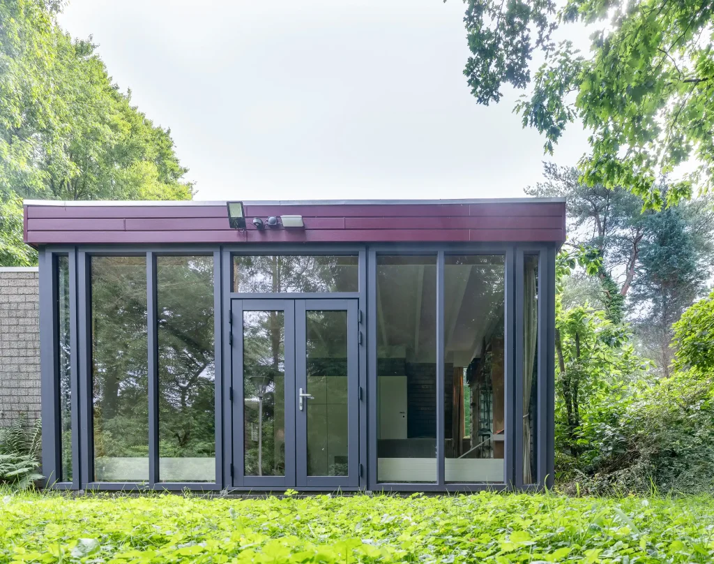 Kunststof kozijnen en kunststof openslaande deuren of tuindeuren buitenaanzicht antraciet